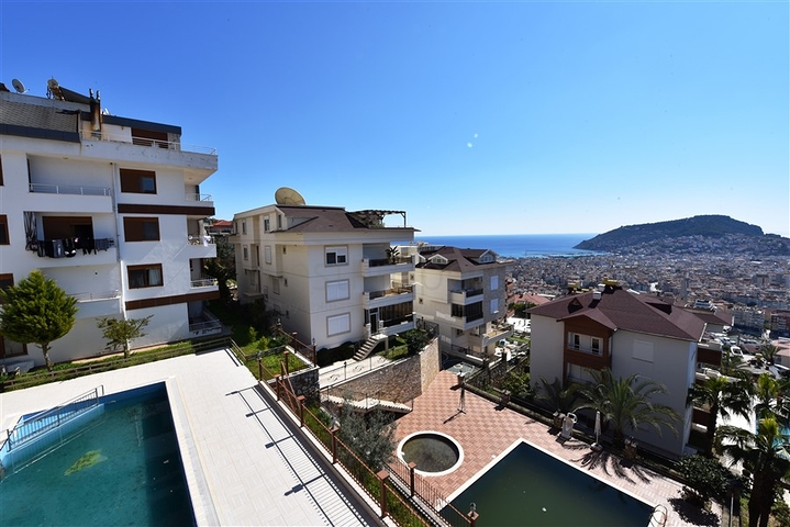 اطلالة بحر وقلعة - دوبلكس انيقة 3 غرف وصالة - في مركز الانيا 