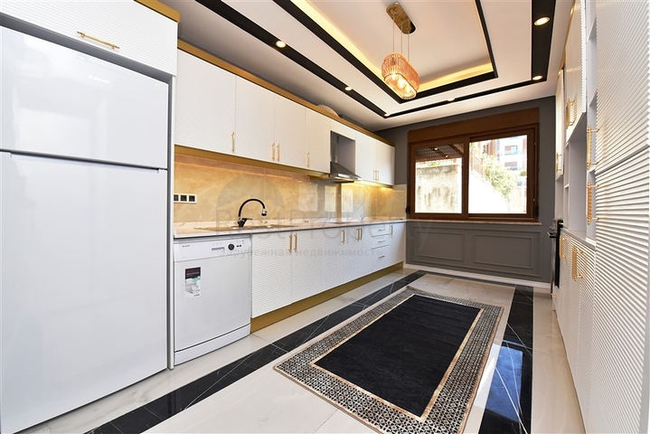 اطلالة بحر وقلعة - دوبلكس انيقة 3 غرف وصالة - في مركز الانيا 