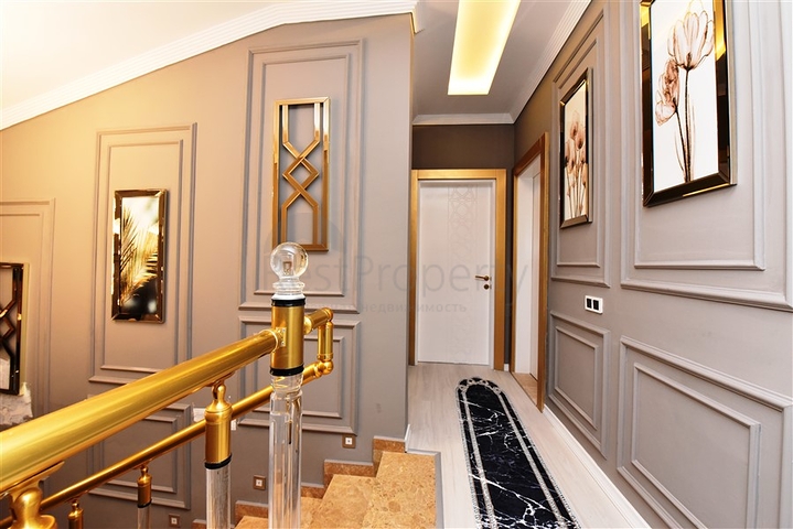 اطلالة بحر وقلعة - دوبلكس انيقة 3 غرف وصالة - في مركز الانيا 