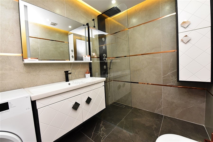 اطلالة بحر وقلعة - دوبلكس انيقة 3 غرف وصالة - في مركز الانيا 