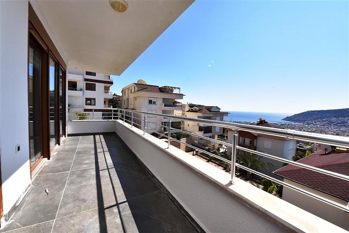 اطلالة بحر وقلعة - دوبلكس انيقة 3 غرف وصالة - في مركز الانيا 