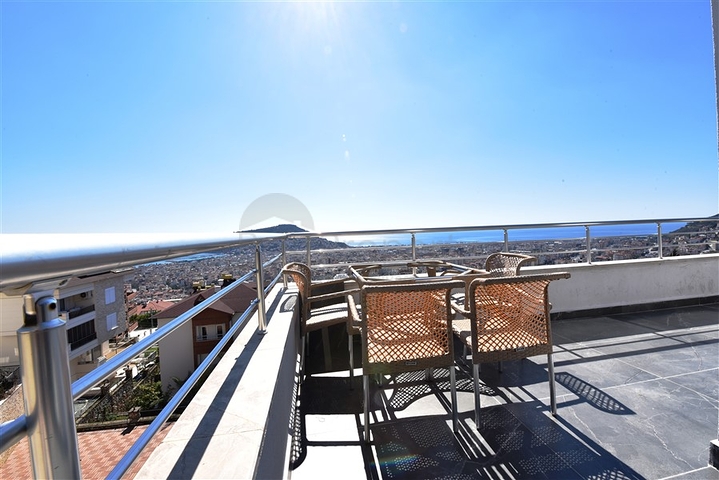 اطلالة بحر وقلعة - دوبلكس انيقة 3 غرف وصالة - في مركز الانيا 