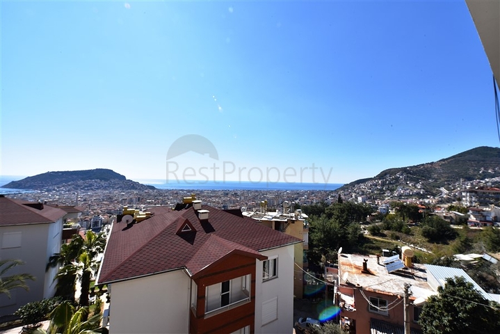 اطلالة بحر وقلعة - دوبلكس انيقة 3 غرف وصالة - في مركز الانيا 