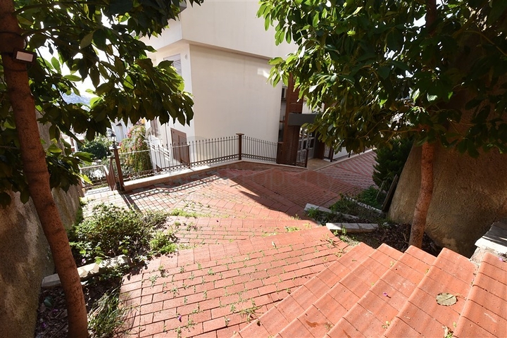 اطلالة بحر وقلعة - دوبلكس انيقة 3 غرف وصالة - في مركز الانيا 