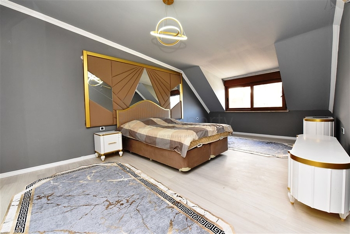 اطلالة بحر وقلعة - دوبلكس انيقة 3 غرف وصالة - في مركز الانيا 