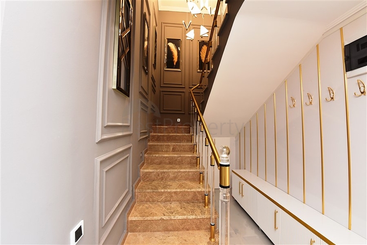 اطلالة بحر وقلعة - دوبلكس انيقة 3 غرف وصالة - في مركز الانيا 