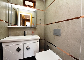 اطلالة بحر وقلعة - دوبلكس انيقة 3 غرف وصالة - في مركز الانيا 