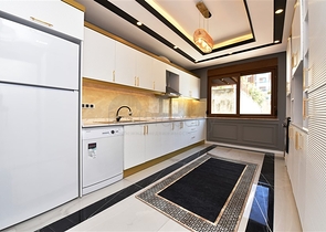 اطلالة بحر وقلعة - دوبلكس انيقة 3 غرف وصالة - في مركز الانيا 