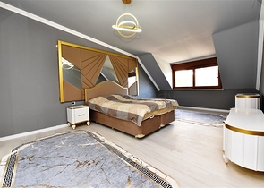 اطلالة بحر وقلعة - دوبلكس انيقة 3 غرف وصالة - في مركز الانيا 