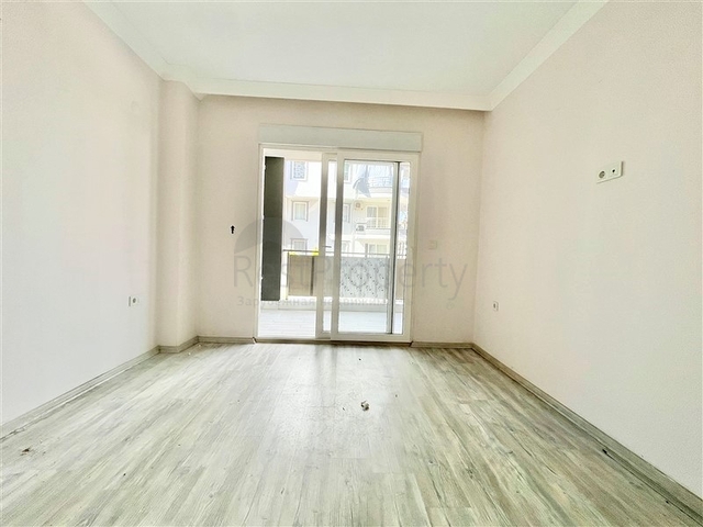 شقة جديدة بسعر مناسب - غرفة وصالة ضمن مجمع قريب من البحر - في محمودلار / الانيا 