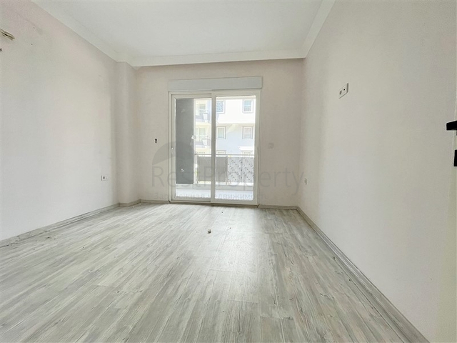 شقة جديدة بسعر مناسب - غرفة وصالة ضمن مجمع قريب من البحر - في محمودلار / الانيا 