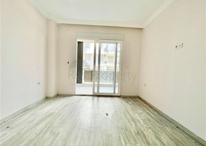 شقة جديدة بسعر مناسب - غرفة وصالة ضمن مجمع قريب من البحر - في محمودلار / الانيا 