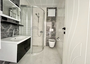 شقة جديدة بسعر مناسب - غرفة وصالة ضمن مجمع قريب من البحر - في محمودلار / الانيا 