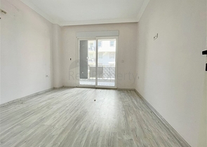 شقة جديدة بسعر مناسب - غرفة وصالة ضمن مجمع قريب من البحر - في محمودلار / الانيا 