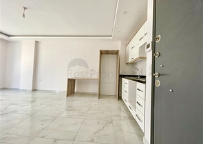 شقة جديدة بسعر مناسب - غرفة وصالة ضمن مجمع قريب من البحر - في محمودلار / الانيا 