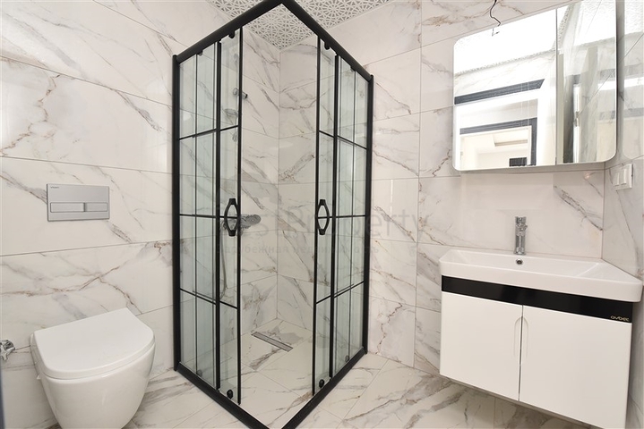 قريبة من البحر والخدمات - شقة غرفتين وصالة - ضمن مجمع عائلي انيق - محمودلار / الانيا 