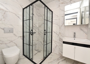 قريبة من البحر والخدمات - شقة غرفتين وصالة - ضمن مجمع عائلي انيق - محمودلار / الانيا 