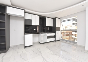 قريبة من البحر والخدمات - شقة غرفتين وصالة - ضمن مجمع عائلي انيق - محمودلار / الانيا 