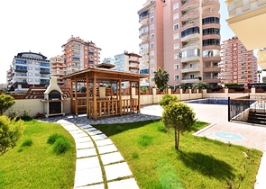 مجمع انيق - شقة غرفتين وصالة - قريبة من البحر - في محمودلار / الانيا 