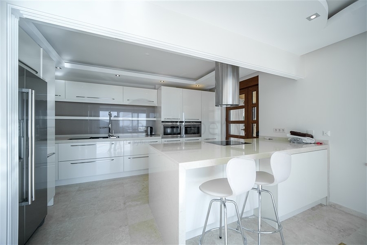 فيلا فاخرة - اطلالة بحر - مسبح خاص - في مركز الانيا 