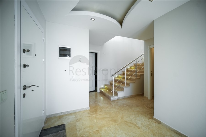 فيلا فاخرة - اطلالة بحر - مسبح خاص - في مركز الانيا 