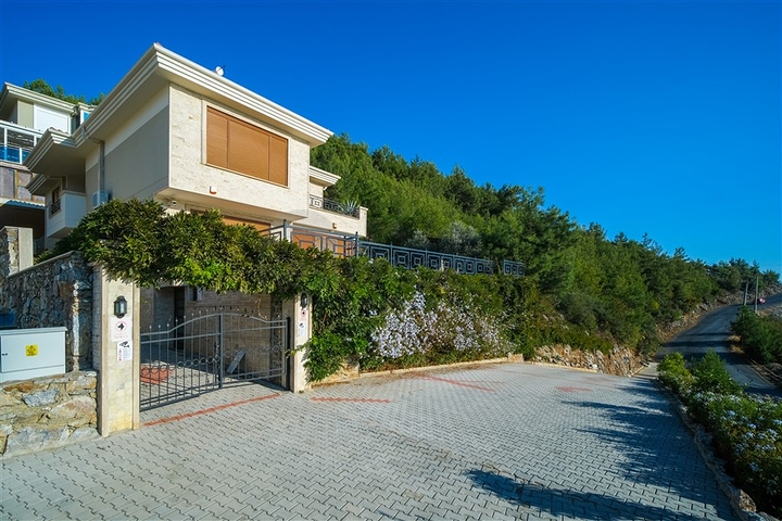 فيلا فاخرة - اطلالة بحر - مسبح خاص - في مركز الانيا 