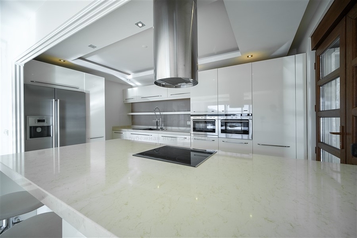 فيلا فاخرة - اطلالة بحر - مسبح خاص - في مركز الانيا 