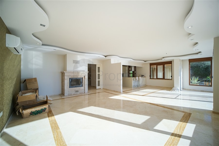 فيلا فاخرة - اطلالة بحر - مسبح خاص - في مركز الانيا 