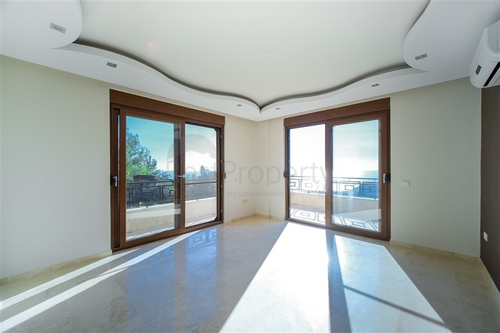 فيلا فاخرة - اطلالة بحر - مسبح خاص - في مركز الانيا 