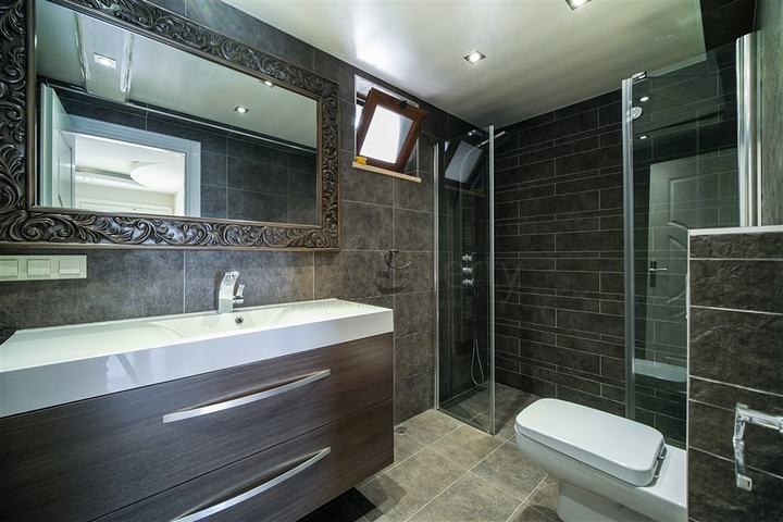 فيلا فاخرة - اطلالة بحر - مسبح خاص - في مركز الانيا 