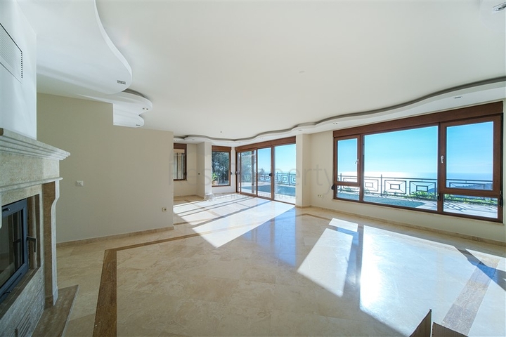 فيلا فاخرة - اطلالة بحر - مسبح خاص - في مركز الانيا 