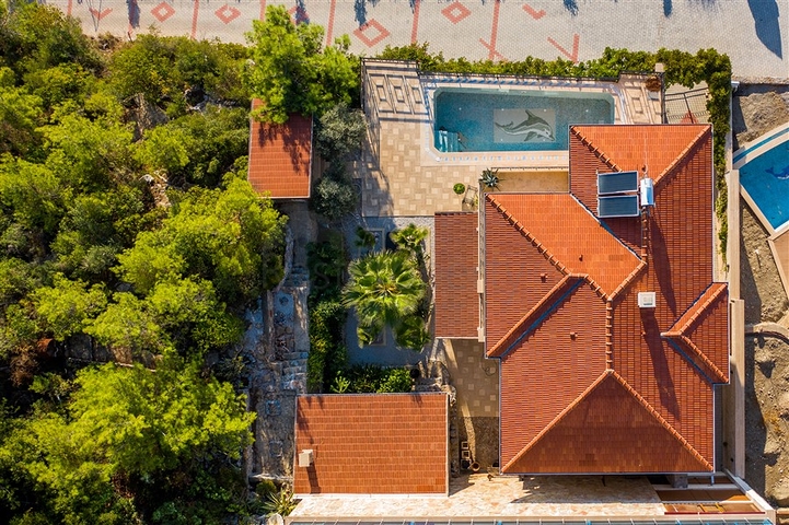 فيلا فاخرة - اطلالة بحر - مسبح خاص - في مركز الانيا 