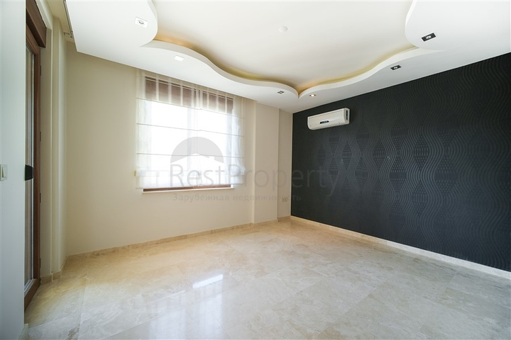 فيلا فاخرة - اطلالة بحر - مسبح خاص - في مركز الانيا 