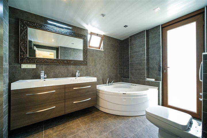 فيلا فاخرة - اطلالة بحر - مسبح خاص - في مركز الانيا 