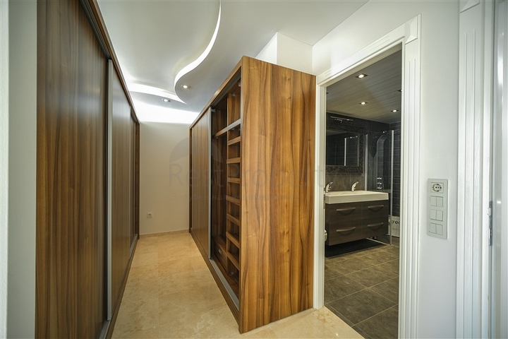 فيلا فاخرة - اطلالة بحر - مسبح خاص - في مركز الانيا 