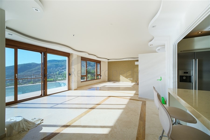 فيلا فاخرة - اطلالة بحر - مسبح خاص - في مركز الانيا 