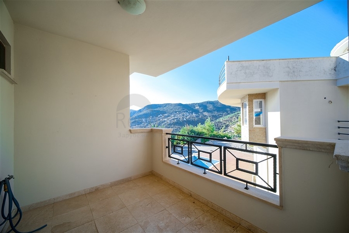 فيلا فاخرة - اطلالة بحر - مسبح خاص - في مركز الانيا 