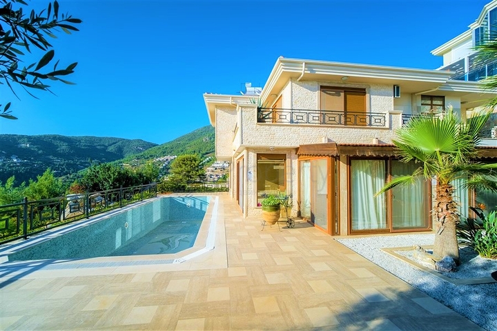 فيلا فاخرة - اطلالة بحر - مسبح خاص - في مركز الانيا 