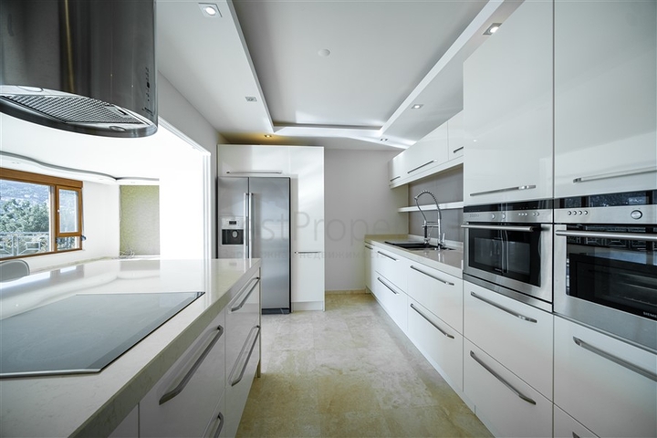 فيلا فاخرة - اطلالة بحر - مسبح خاص - في مركز الانيا 