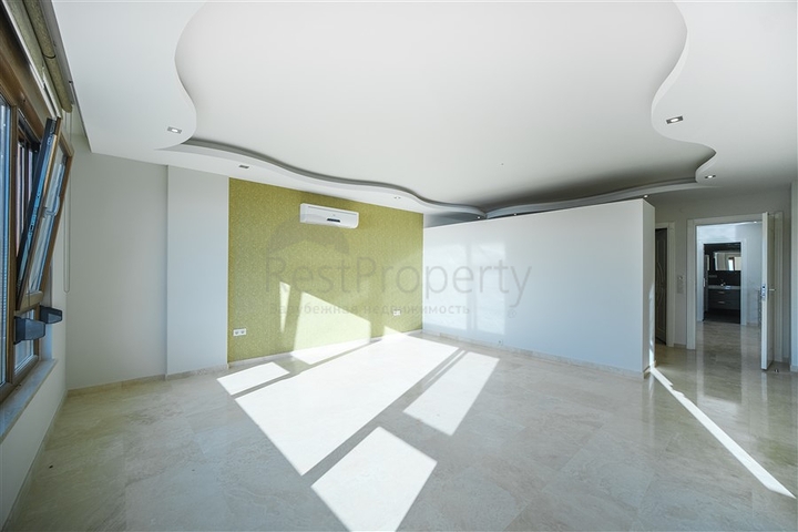 فيلا فاخرة - اطلالة بحر - مسبح خاص - في مركز الانيا 