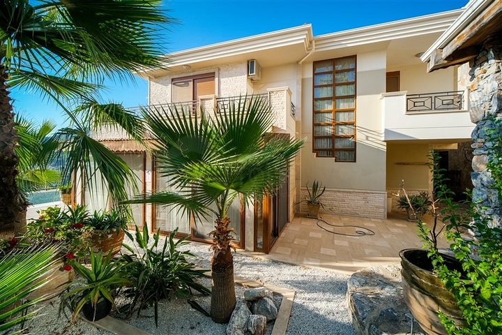 فيلا فاخرة - اطلالة بحر - مسبح خاص - في مركز الانيا 