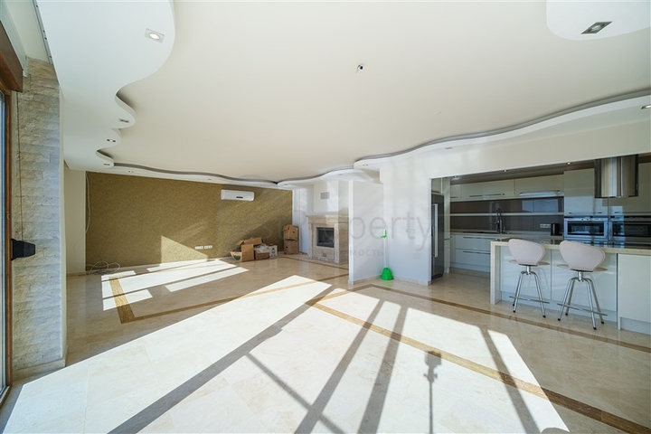 فيلا فاخرة - اطلالة بحر - مسبح خاص - في مركز الانيا 