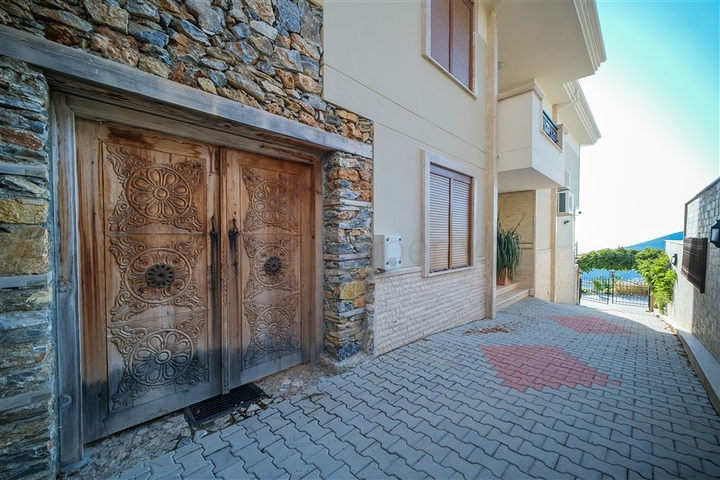 فيلا فاخرة - اطلالة بحر - مسبح خاص - في مركز الانيا 