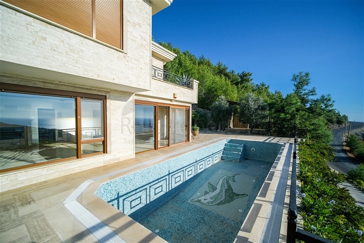 فيلا فاخرة - اطلالة بحر - مسبح خاص - في مركز الانيا 