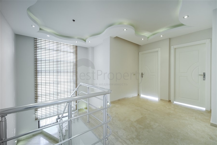 فيلا فاخرة - اطلالة بحر - مسبح خاص - في مركز الانيا 