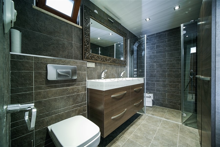 فيلا فاخرة - اطلالة بحر - مسبح خاص - في مركز الانيا 