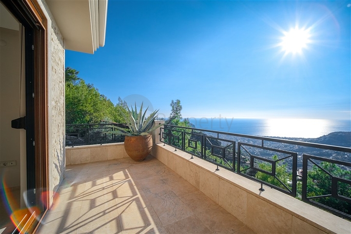 فيلا فاخرة - اطلالة بحر - مسبح خاص - في مركز الانيا 