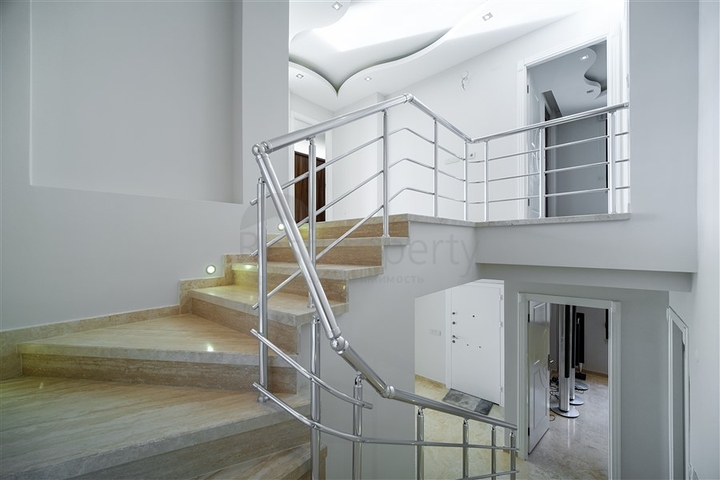 فيلا فاخرة - اطلالة بحر - مسبح خاص - في مركز الانيا 