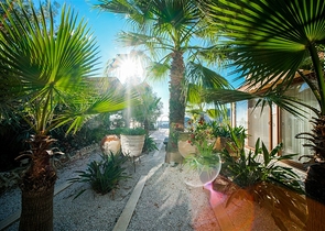 فيلا فاخرة - اطلالة بحر - مسبح خاص - في مركز الانيا 