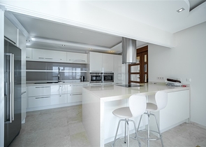 فيلا فاخرة - اطلالة بحر - مسبح خاص - في مركز الانيا 